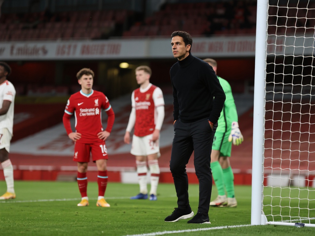 利物浦球迷横幅调侃阿尔特塔:永远的伴娘,难成新娘 以最近对阵利物浦的比赛为例,阿森纳在场面